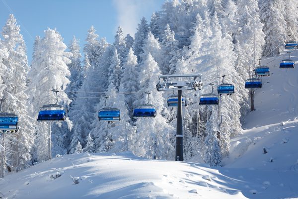 Kerstdorpachtergrond skilift