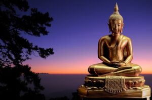 gouden boeddha met paars en blauw achtergrond