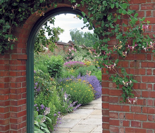 tuinposter doorkijk poort kasteeltuin rode stenen