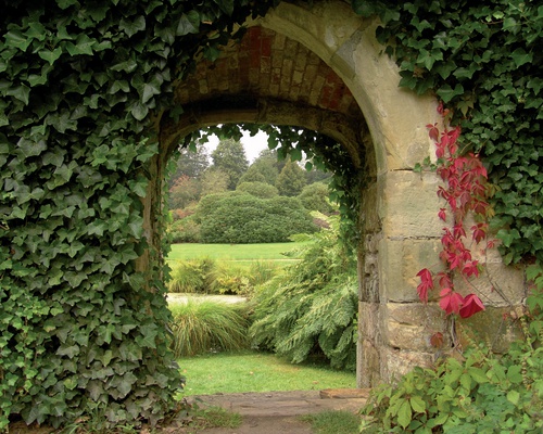 tuinposter doorkijk door stenen poort