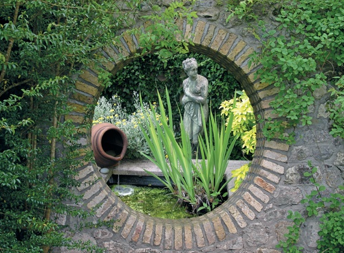 tuinposter met doorkijk vijver met standbeeld