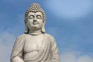 Grijze Boeddha met wolken lucht