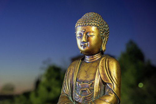 Gouden boeddha blauw en groene achtergrond