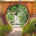 gat in schutting bloementuin