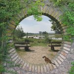 tuinposter doorkijk bankje mus