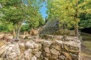 tuinposter mexicaanse patio met Maya piramide Coba