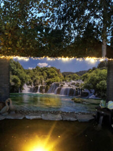 Tuinposter waterval met lichtjes