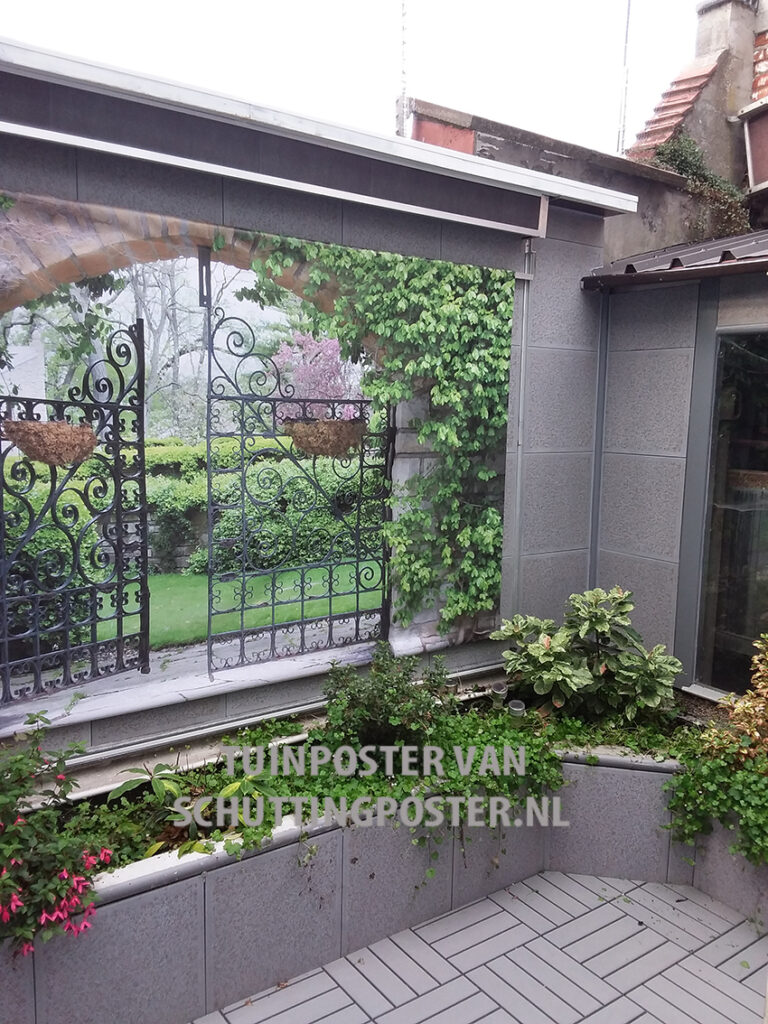 tuinposter ijzeren poort boven bloemenborder