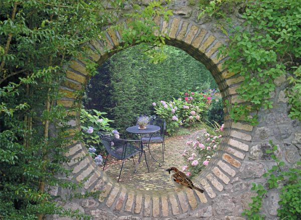 geheime tuin hortensia's met mus en zitje