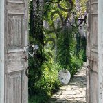 Tuinposter 94,5 x 209 cm - deur blauwe regen met vaas en vlinders - geen afwerking