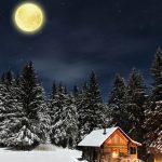 donker winterlandschap met maan en chalet